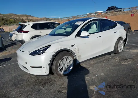 2023 Tesla Model Y Awd/Long Range Dual Motor All-Wheel Drive z USA, uszkodzony, nr VIN 7SAYGDEE0PF960363
